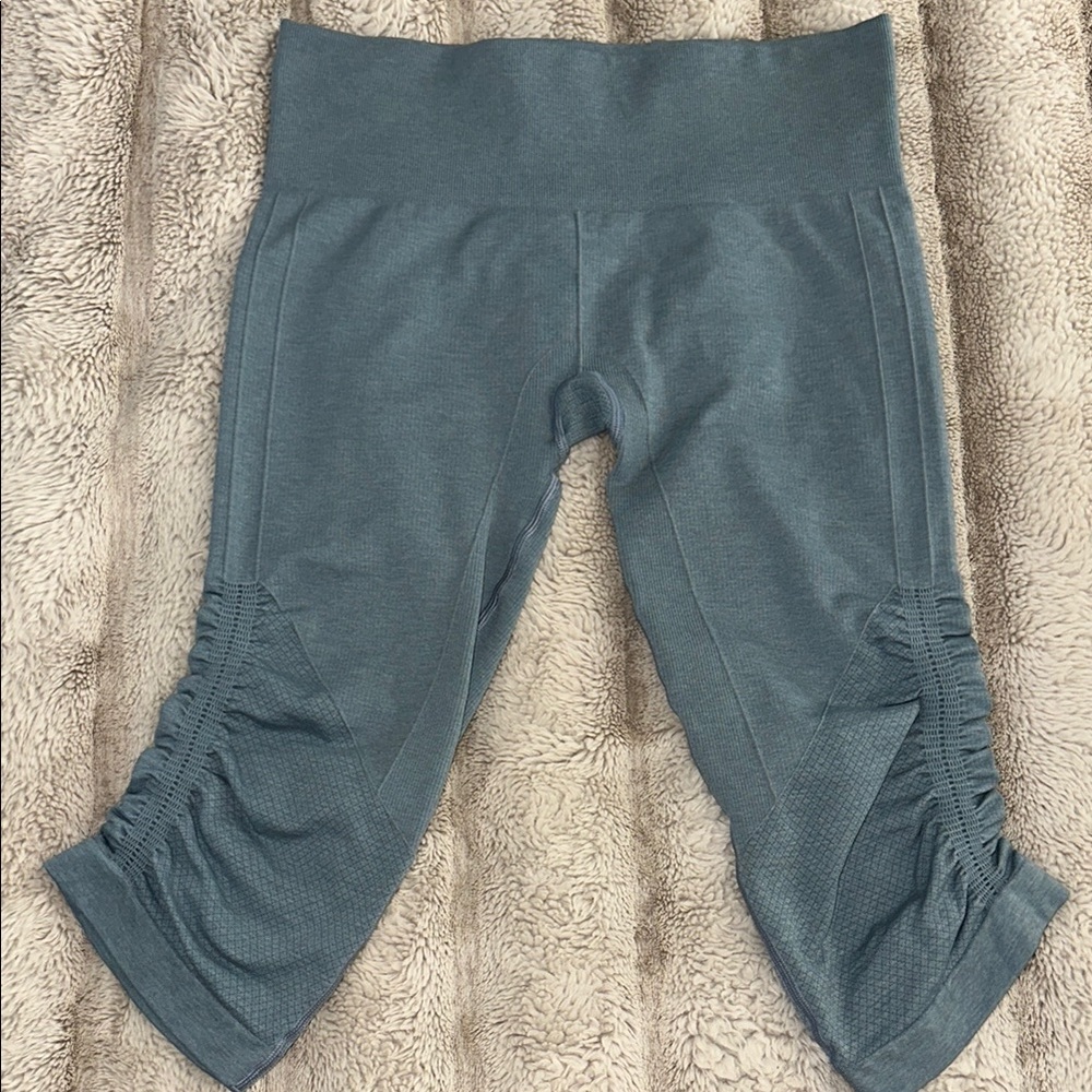 Lululemon Size 8 Blue Midi Leggings used in good condition